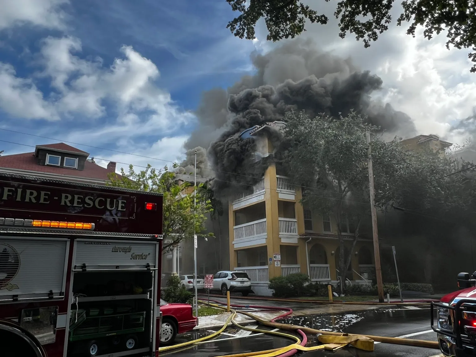 Evacuan un edificio en Miami tras un incendio precedido de un tiroteo