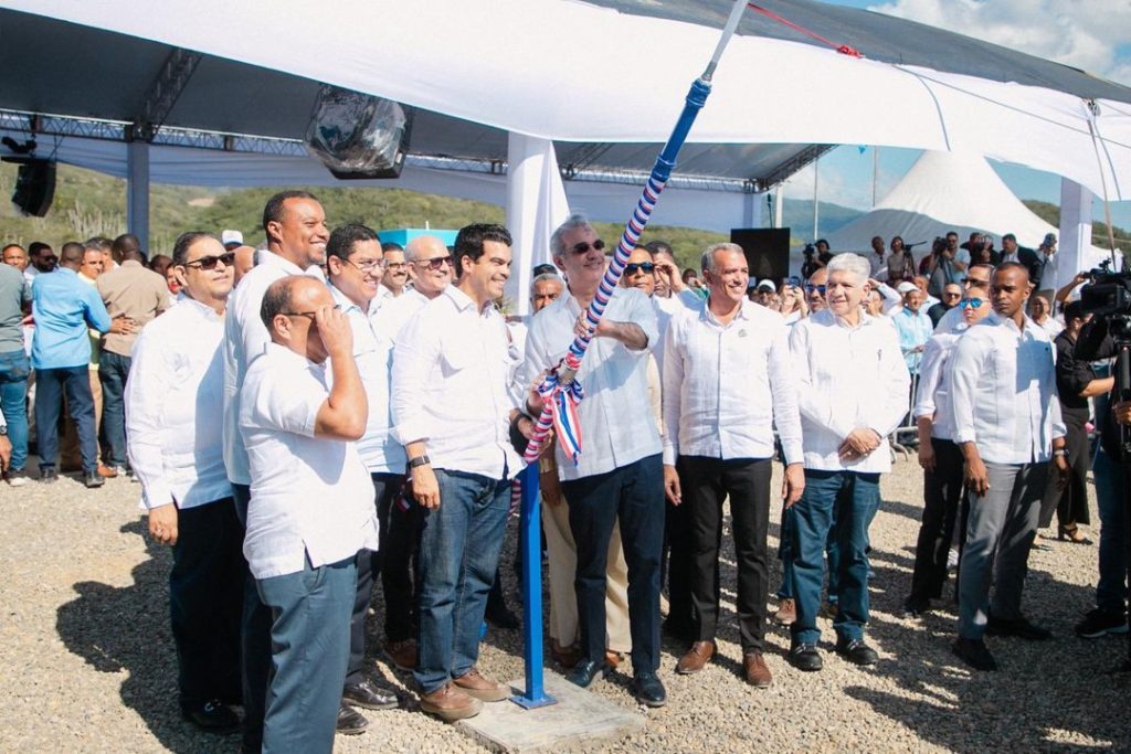 Wellintong Arnaud reveló que entre 2004 y 2020 la inversión en agua potable y saneamiento para Navarrete fue de apenas cinco millones de pesos, mientras que el Gobierno del presidente Abinader inaugura esta obra superior a los RD$2,000 millones, para resolver de manera definitiva el servicio de agua potable. 
