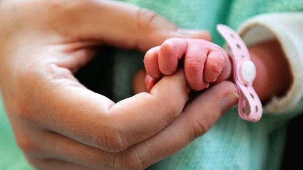 Salud Pública reporta caída histórica: mortalidad infantil baja 16 % y materna casi 60 %