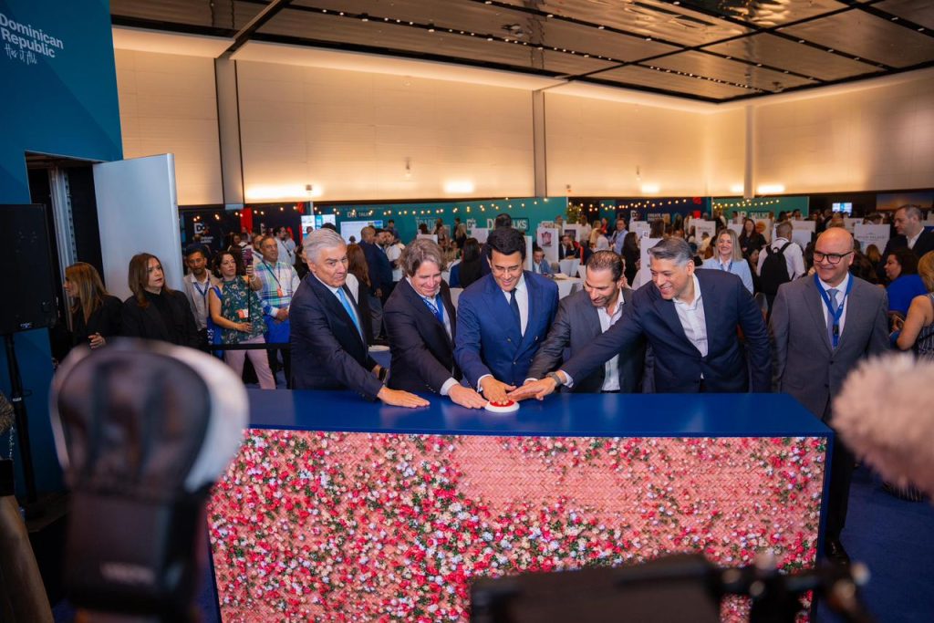 “Turismo asegura acuerdos clave en feria de Miam