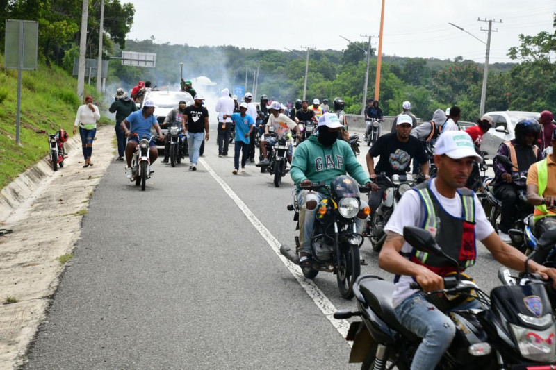 Policía lanza bombas lacrimógenas a manifestantes en Pedro Brand